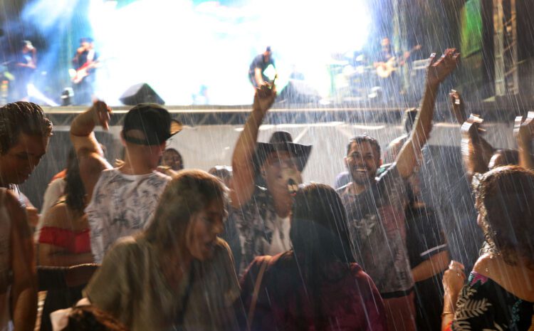 Mesmo com chuva, público vibra com mais shows que brindam o Ano Novo