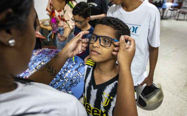 Medição de óculos é realizada pela Secretaria de Educação