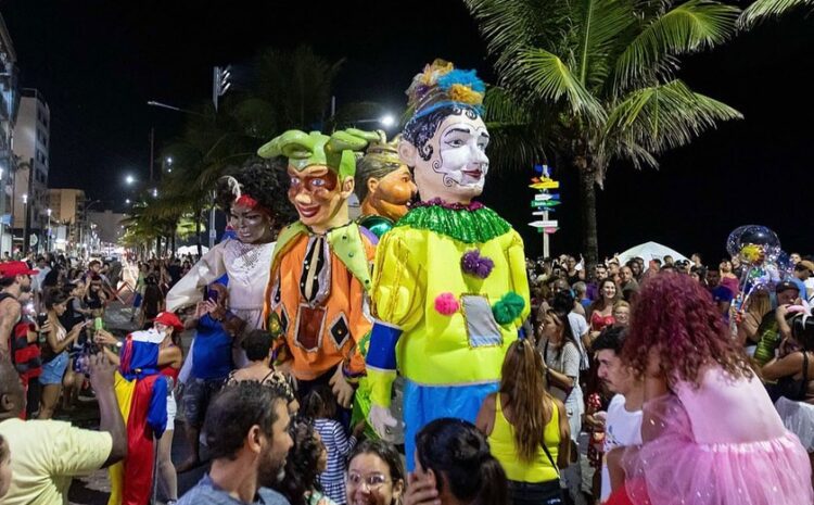  Bloco do Benê encerra Carnaval de Macaé com bonecos gigantes e muita alegria