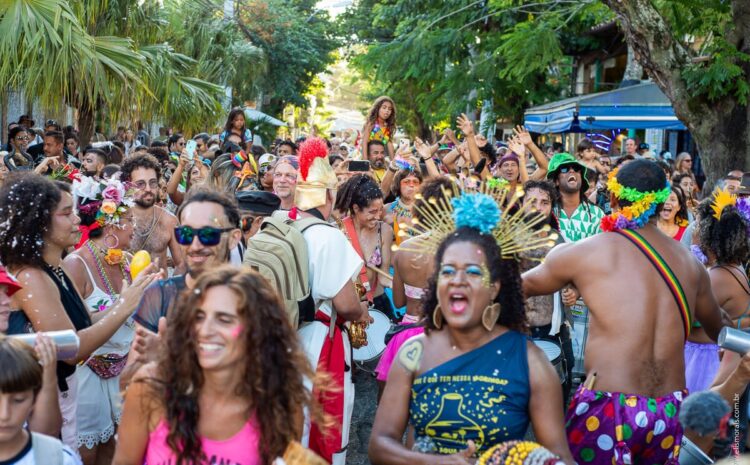  Tradicional desfile ao pôr do sol na Orla Bardot