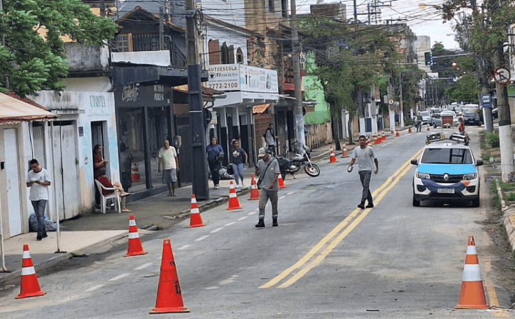 Nova interdição na Rua Télio Barreto para instalação de tubulações de macrodrenagem