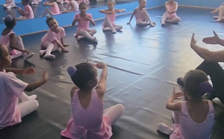  Escola Municipal de Dança celebra o dia especial