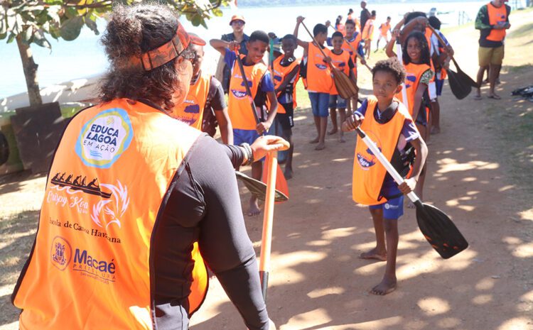 Os alunos do quinto ano puderam aprender sobre preservação e sobre a canoa havaiana- Foto: Jefferson Rezende
