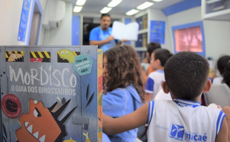 “Livros nas Praças” chega a Macaé em ônibus bilblioteca