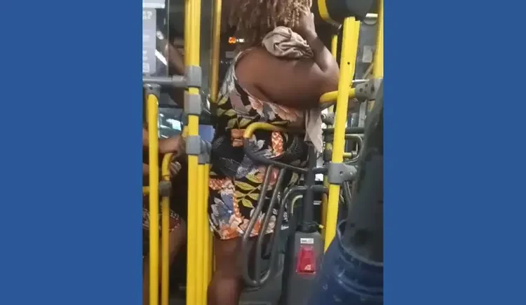 Mulher fica presa por 2h na roleta do ônibus em Cabo Frio
Foto: Reprodução: Helionai Gonçalves / Perfil Brasil