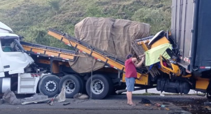 Grave acidente na BR-101 em Casimiro de Abreu deixa duas vítimas fatais