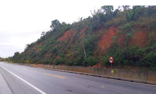 Obras de recuperação de encosta na BR-101 em Macaé