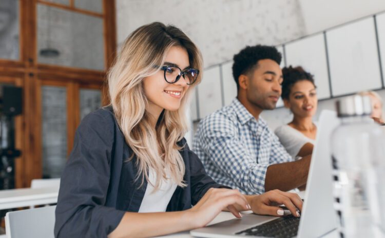  Curso gratuito de redação para o ENEM: Instituições lançam conteúdo com dicas para a prova