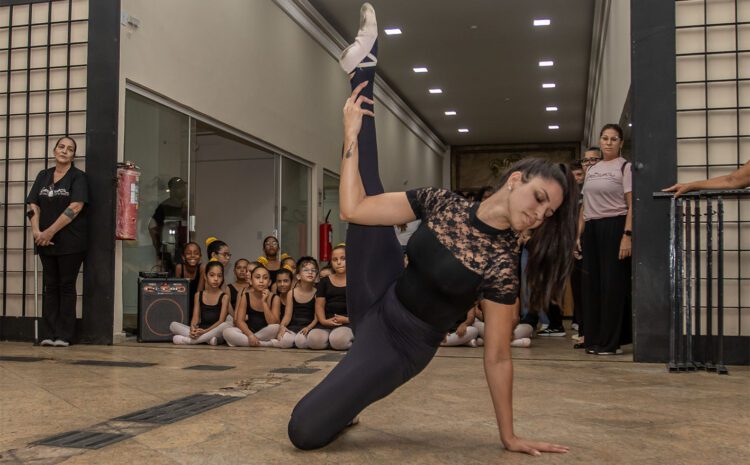 Apresentação de dança da escola Emart, comemoração do Dia Internacional da Dança, hall da Secretaria de Cultura. Macaé/RJ.