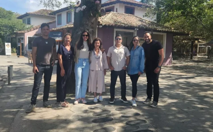  Amanrasa e Prefeitura de Búzios instalam contentor em formato de baleia para coleta de plásticos no Porto da Barra