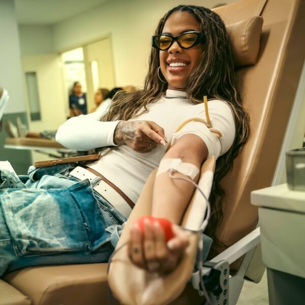 Foto da cantora Marvvila participando de campanha do Hemorio no Dia dos Namorados e reforça a da doação de sangue para salvar vidas.