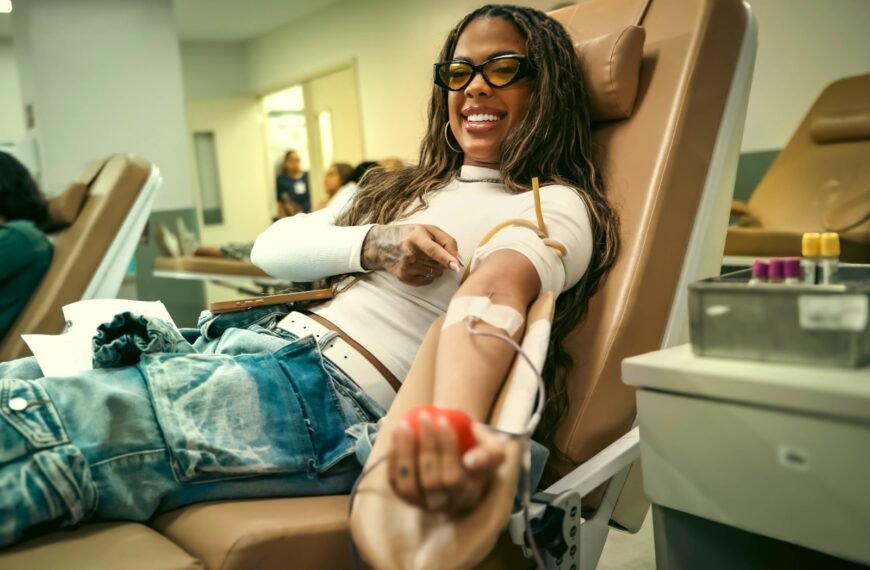 Foto da cantora Marvvila participando de campanha do Hemorio no Dia dos Namorados e reforça a da doação de sangue para salvar vidas.