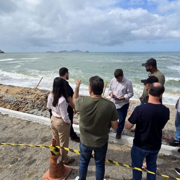 Foto da equipe técnica da prefeitura vistoriando os prejuisos causados pela ressaca.