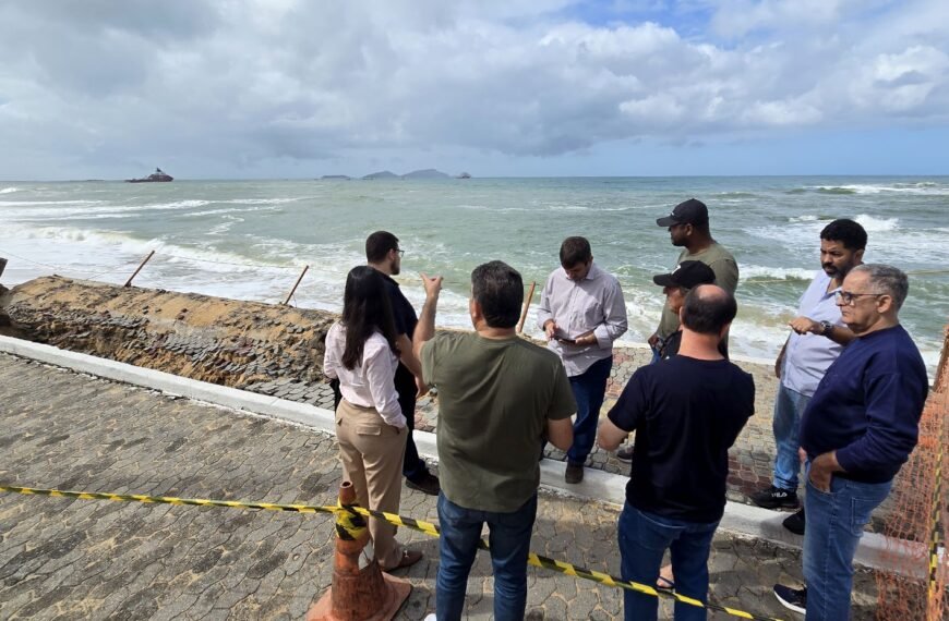 Foto da equipe técnica da prefeitura vistoriando os prejuisos causados pela ressaca.